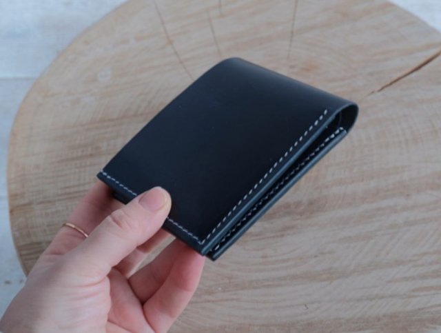 Мужской кошелек бифолд из натуральной кожи. Кошелек для купюр и карт ручной работы. Портмоне из кожи