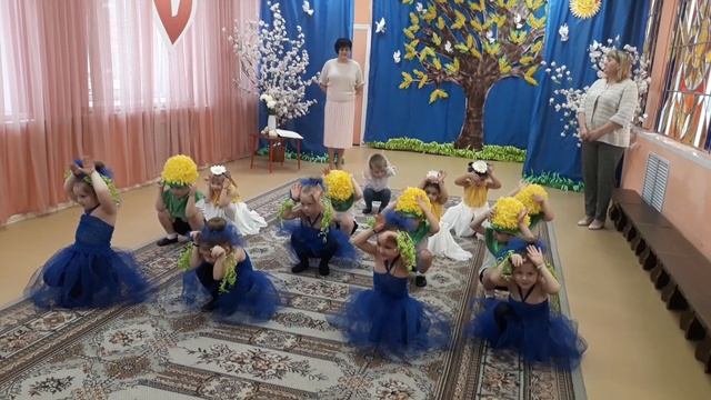 Танец "Разноцветные стекляшки"