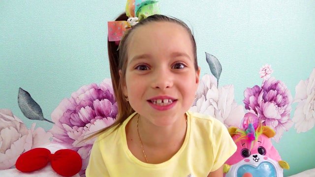 София лепит из цветного пластилина!