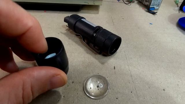 LED фонарик не разбирается. Пришлось ломать. Как заменить аккумулятор, светодиод.