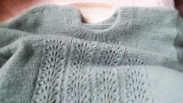 Свитер из пуха норки спицами. Регланом сверху.