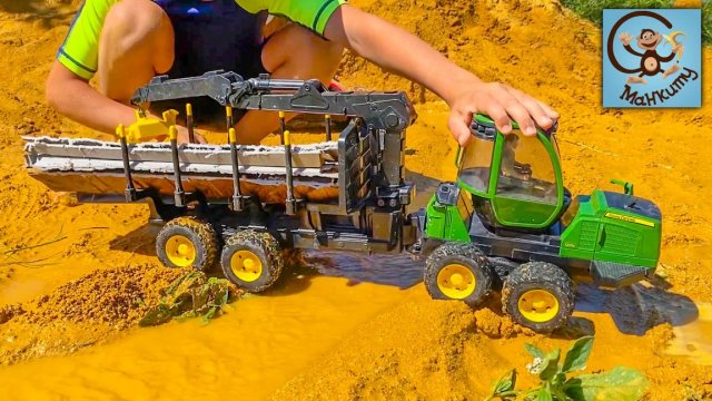 Дети и Машина. Диана и Даня играют в машинки игрушки в луже. Манкиту