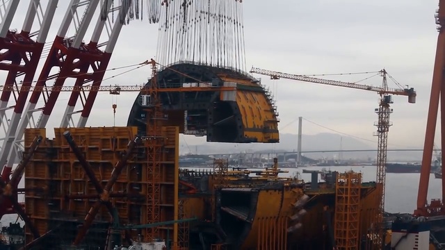 Самый огромный плавучий кран в мире