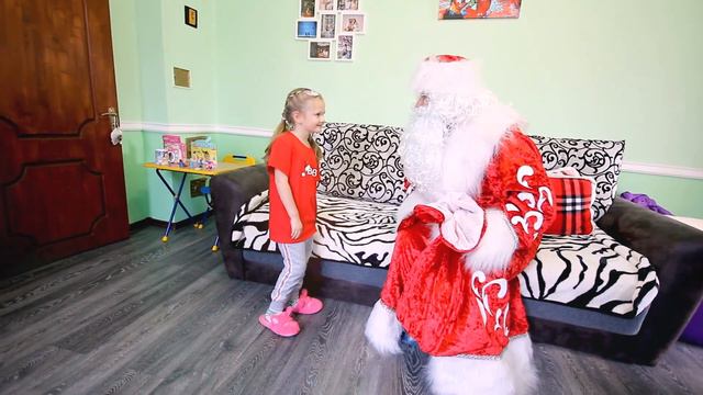 Дед Мороз дарит Ксюше подарки Веселая история для детей