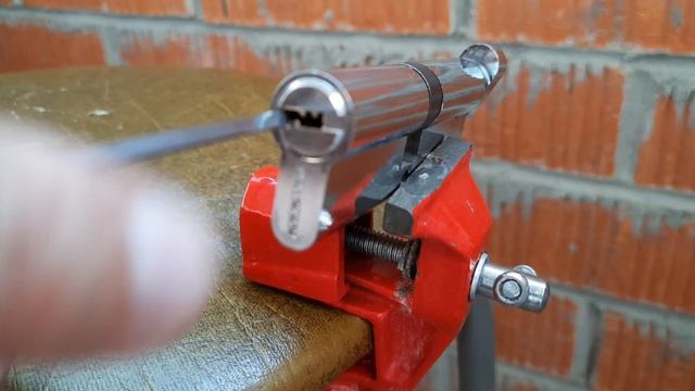 [ 58 ] КАК ОТКРЫТЬ ЛИЧИНКУ ЗАМКА БЕЗ ПОСЛЕДСТВИЙ ОТМЫЧКОЙ ПРОЧЁСОМ