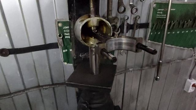 Выпрессовка пальца из шатуна.