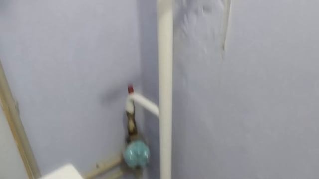 Убираю конденсат на трубе холодной воды