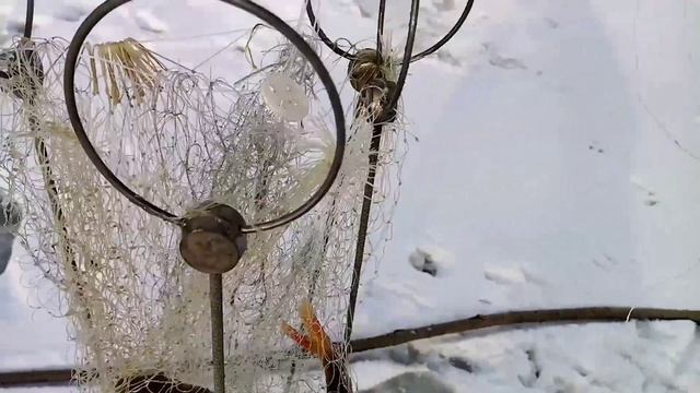 Как клюёт хапуга...