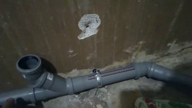 Монтаж водопровода и канализации в ванной комнате.