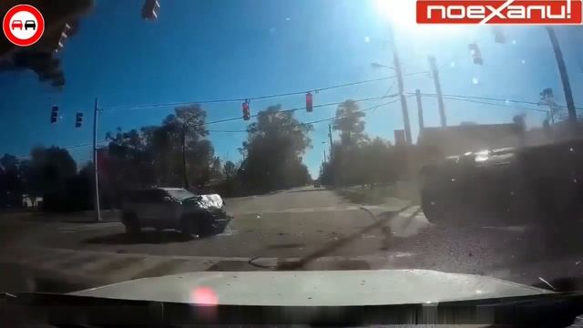 Страшные ДТП и нелепые аварии на дорогах. Не заметил красный свет. Заносы фур. Отрывы колес.