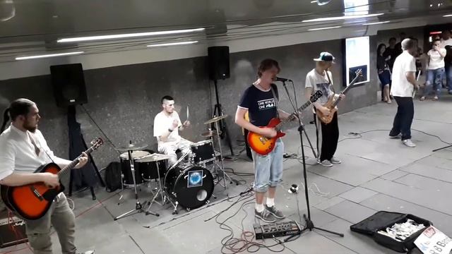 Круто поют в переходе