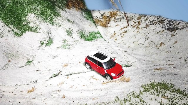 Машинки игрушки катаются с снежной горки. Кир Кар Тойс