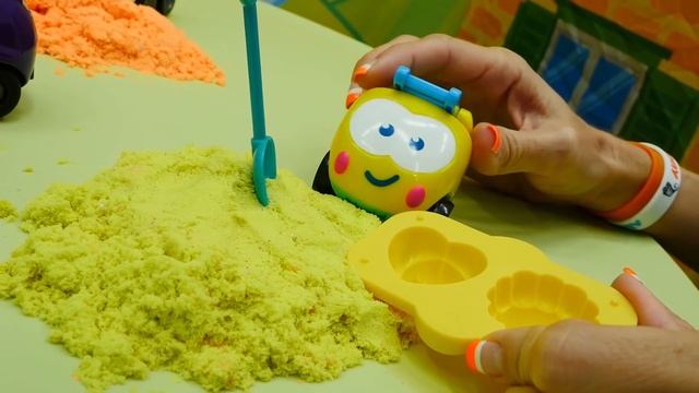 Капуки Кануки - Лепим куличики из песка с Машей Капуки Кануки