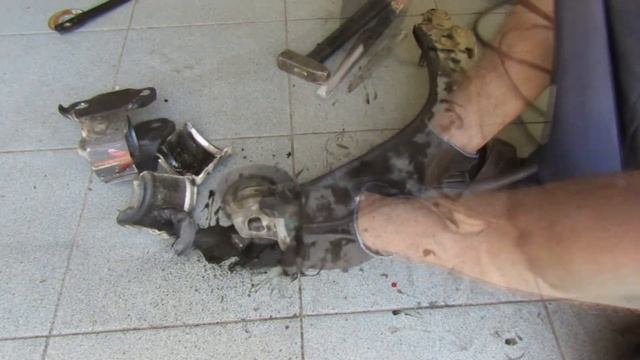 Ленд Ровер Фрилендер (Land Rover Freelander) Замена сайлентблоков переднего рычага.