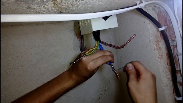 Пайка скрутки проводов в распределительной коробке газовой горелкой