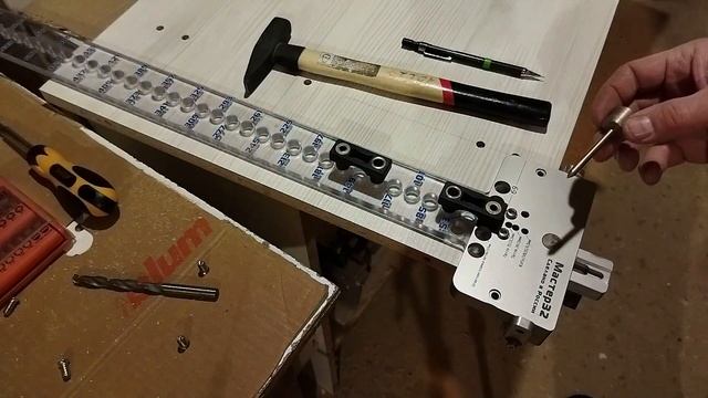 Регулируемый упор Мастер 32. Присадка боковины под конфирмат+шкант и направляющие скрытого монтажa.