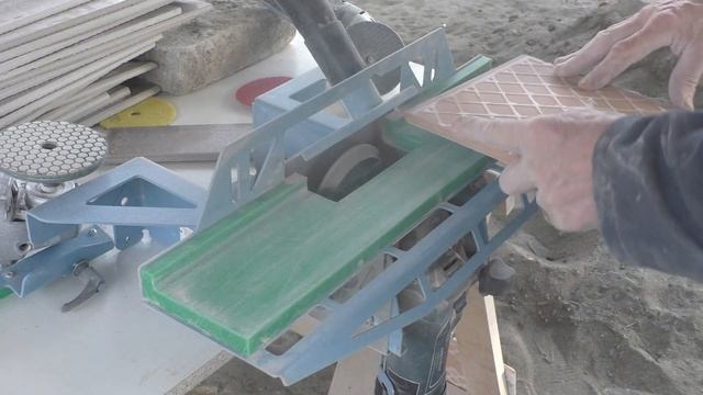 А нужны ли запилы под 45 из керамической плитки на внешних углах ?