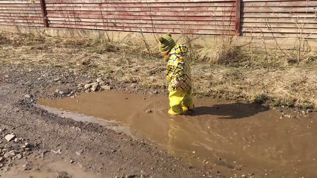 Прыгаем по лужам, как Свинка Пеппа. Упали в грязь.