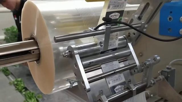 Маркировка упаковки флоупак. Индивидуальная упаковка. Автоматический аппликатор этикеток А-150.