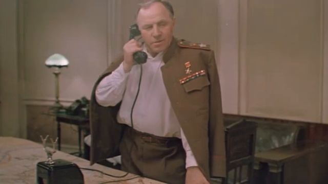 Михаил Ульянов в роли Жукова, Владимир Меньшов в роли Конева в фильме "Если враг не сдается" (1982)