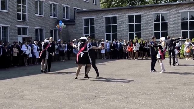 Кружится вальс над землей