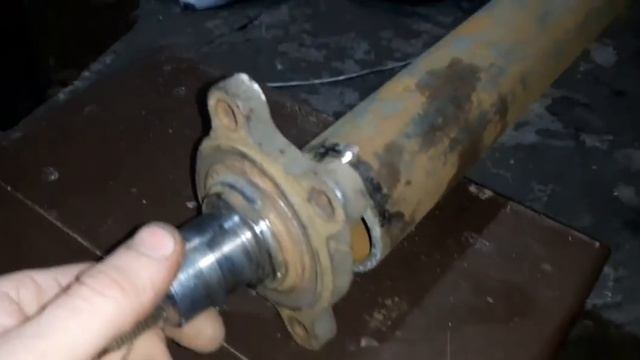 Прицеп самосвал для мотоблока своими руками ч1. Ось для прицепа своими руками.