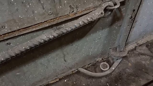 Простой запор для гаражных ворот.mp4