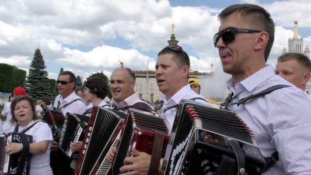 БАЯНИСТЫ И ГАРМОНИСТЫ НА УЛИЦАХ МОСКВЫ! ПОЁМ НА УЛИЦЕ ВСЕЙ СТРАНОЙ!ГАРМОНЬ НАРОДНАЯ ДУША!