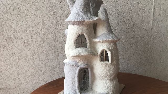 700. Сказочный домик из папье-маше и пластиковых бутылок.House of papier-mâché and plastic bottles.