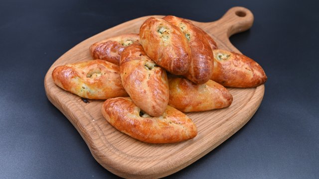 Расстегаи из осетрины с рыбным бульоном