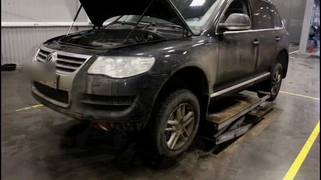 Замена масла и масляного фильтра в двигателе автомобиля Volkswagen Touareg 3,0 V6 TDI
