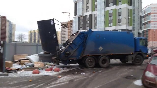 Garbage Trucs in Russia. Синий мусоровоз, большой контейнер с мусором.