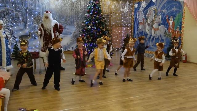 ЗАЖИГАТЕЛЬНЫЙ ТАНЕЦ Медвежат ??? на новогоднем утреннике в детском саду | Средняя группа