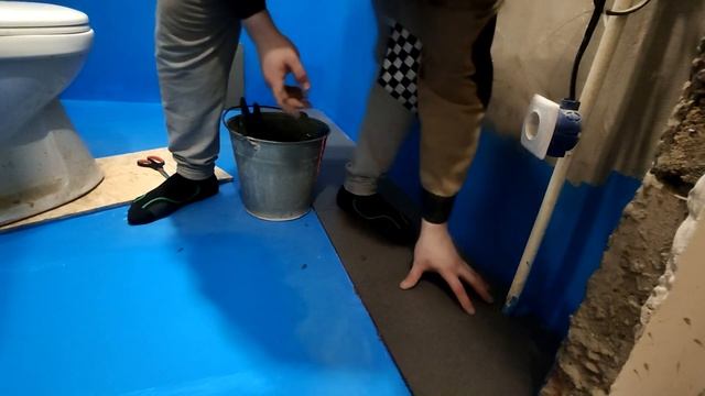 Гидроизоляция пола ванной, укладка напольной плитки. Ремонт в хрущевке.