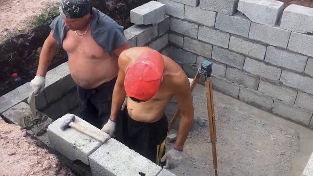 16 Кладка стен подвала из бетонных двухпустотных блоков
