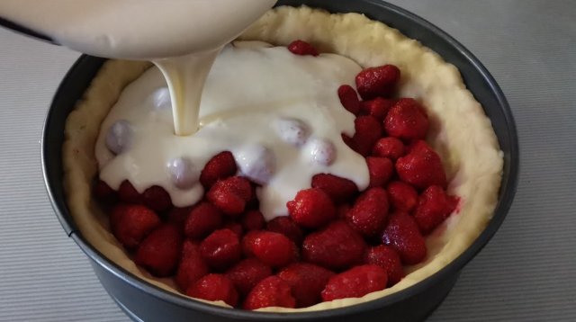 ГОТОВИТЬ ВСЕМ! НЕЖНЕЙШИЙ КЛУБНИЧНЫЙ ТАРТ СО СМЕТАНОЙ! Рецепт клубничного пирога. Пирог со сметаной