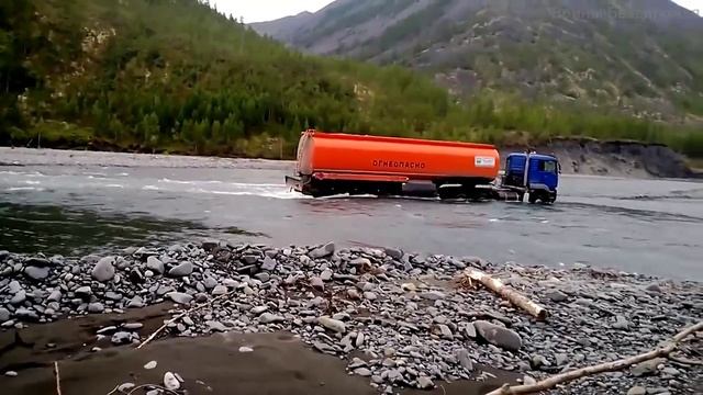 Эти парни умеют ездить на бездорожье! Водители грузовика уровень БОГ! Профи своего дела .