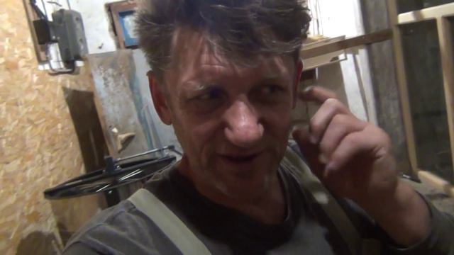 Застеклил веранду, поставил двери с золотой ручкой из Акации. Качаю мёд.