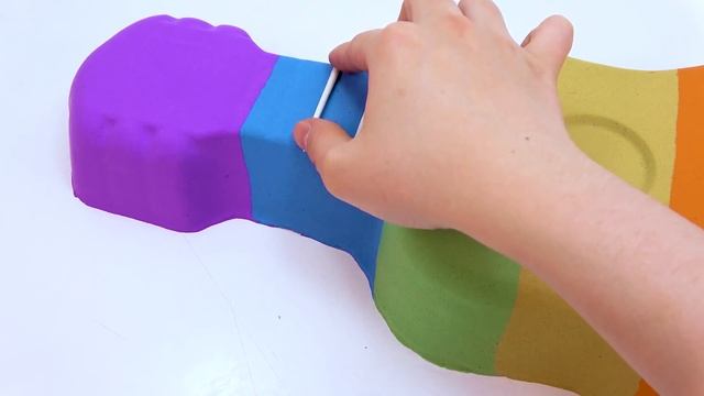 Интересное видео о том, как сделать радужную гитару с помощью резки кинетического песка ASMR