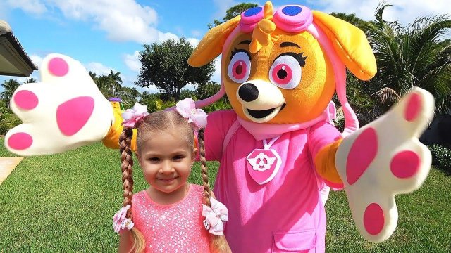 Diana and Roma play with Big toys
