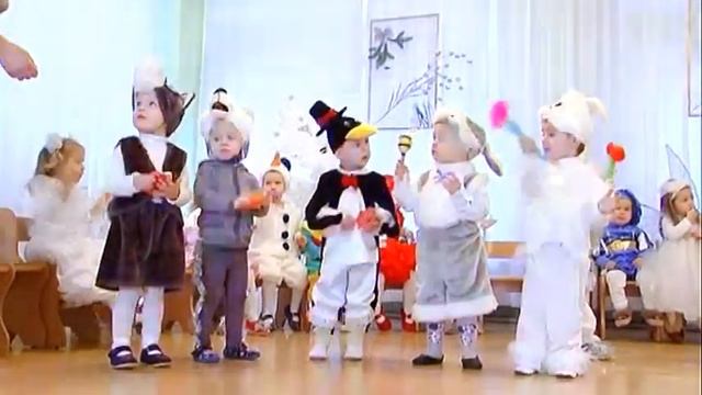 Оркестр  малышей на утреннике (ясли)