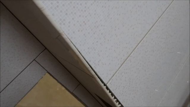 Закрываем стык кафельного угла при помощи пластикового уголка