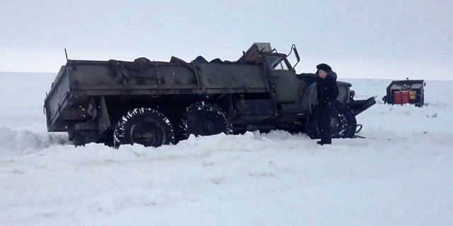 Эти водители грузовиков не бояться работать в таких тяжёлых условиях Бездорожьях на севере России.