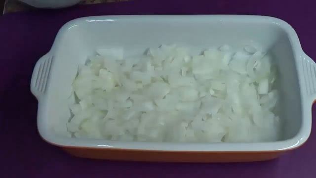 Нежный сочный минтай в духовке запеченный с овощами, под сыром со сметаной