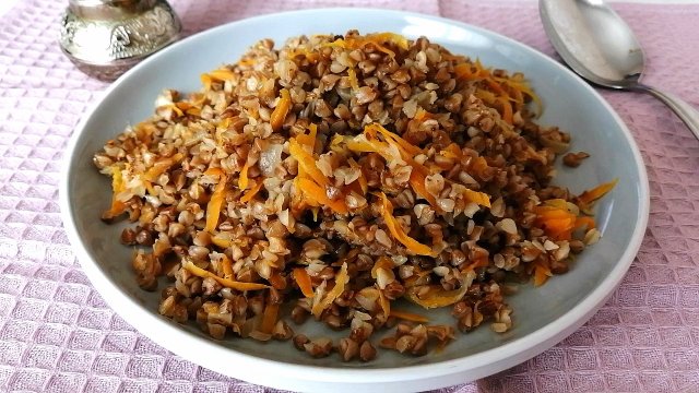 Гречка с луком и морковью. Гречневая каша