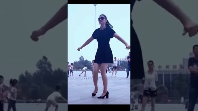 Танцует Цин цин.  Шафл на каблуках. Видео для смартфона
