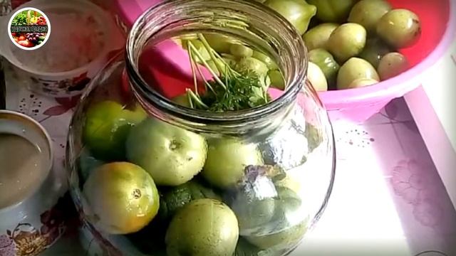 Зеленые квашеные томаты, получаются как бочковые, очень простой и невероятно вкусный рецепт!!!