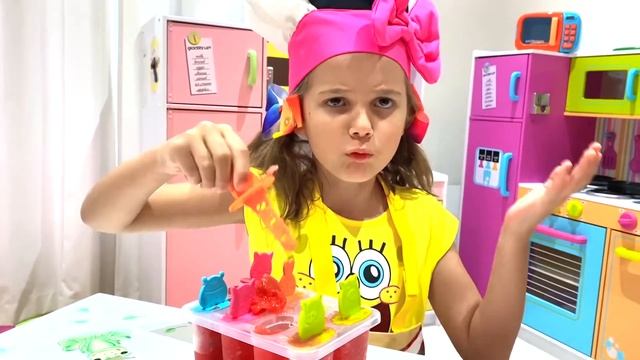 Макс и Катя играют в кафе мороженого