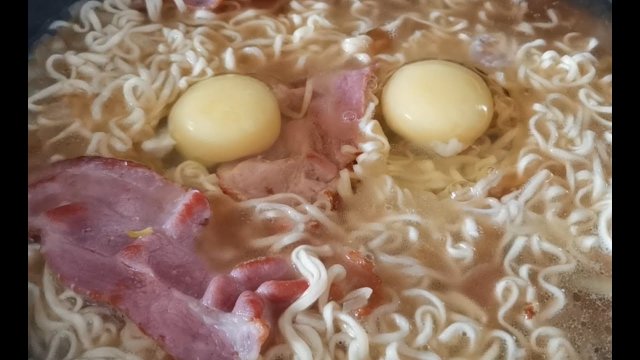ДОБАВЬТЕ В ЛАПШУ ЯЙЦА! Рецепт из лапши быстрого приготовления. Лапша с беконом и яйцом. Бич лапша.