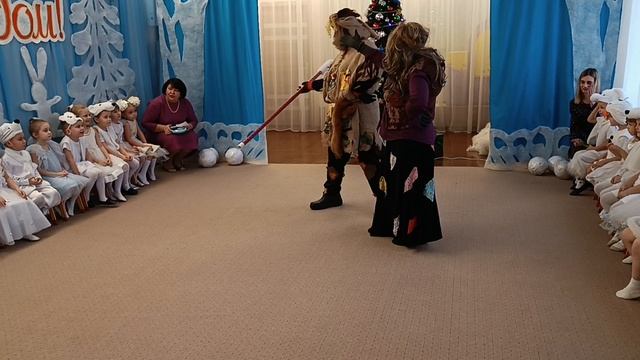 Выход Бабы Яги и Лешего с посохом Деда Мороза. д/с Журавлик 2023 год.